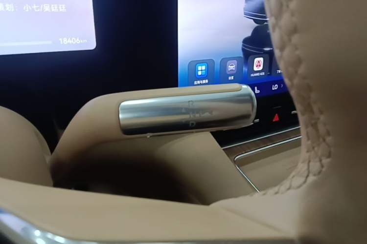 Used Hima AITO M8 2025 Extended-Range Ultra Version 53.4 kWh 6-Seater Edition Gear Lever