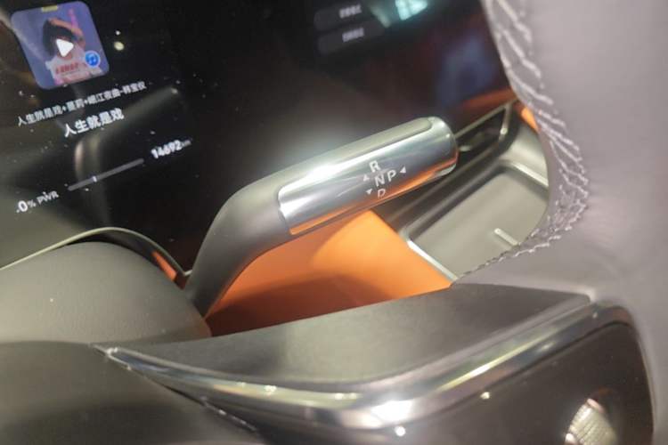 Used Hima AITO M8 2025 Extended-Range Max+ Version 53.4 kWh 6-Seater Edition Gear Lever