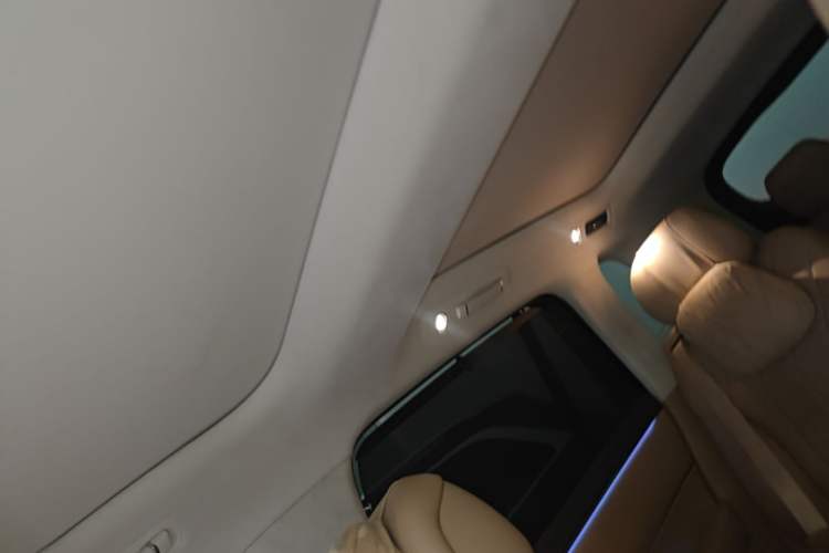 Used Hima AITO M8 2025 Extended-Range Max+ Version 53.4 kWh 6-Seater Edition Headliner