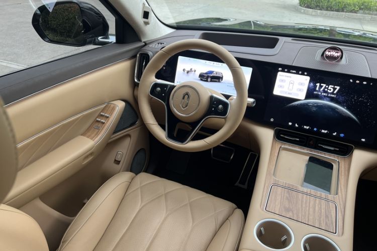Used Hima AITO M8 2025 Extended-Range Ultra Version 53.4 kWh 6-Seater Edition Interior 1