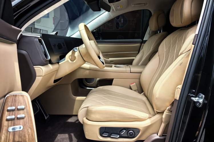 Used Hima AITO M8 2025 Extended-Range Max+ Version 53.4 kWh 5-Seater Edition Interior 1