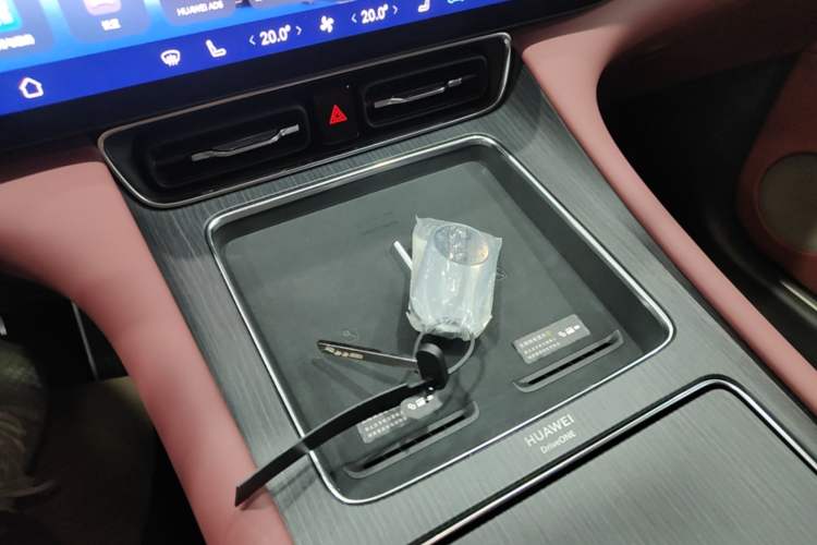 Used Hima AITO M8 2025 Extended-Range Ultra Version 53.4 kWh 5-Seater Edition Interior 1
