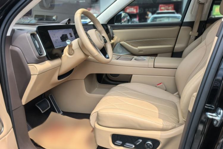 Used Hima AITO M8 2025 Extended-Range Max+ Version 53.4 kWh 6-Seater Edition Interior 1