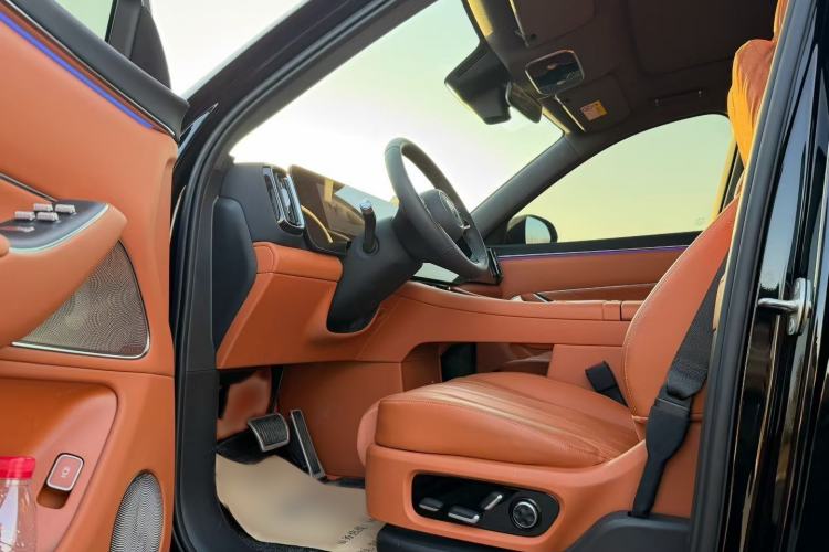 Used Hima AITO M8 2025 Extended-Range Max+ Version 53.4 kWh 6-Seater Edition Interior 1