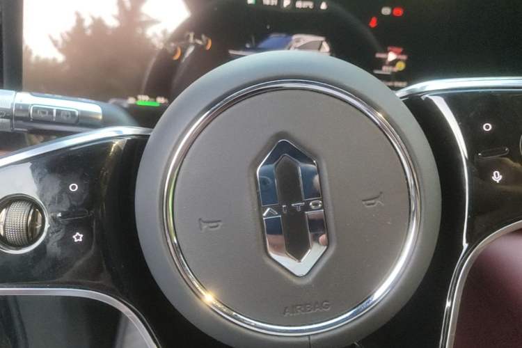 Used Hima AITO M8 2025 Extended-Range Ultra Version 53.4 kWh 6-Seater Edition Interior 1