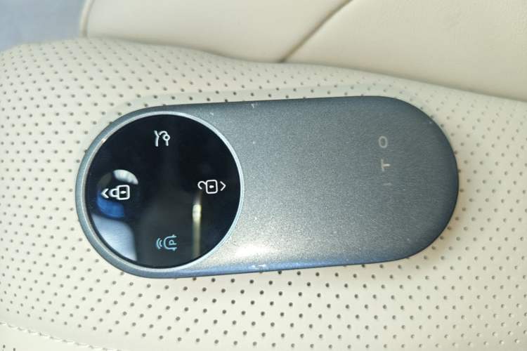 Used Hima AITO M8 2025 Extended-Range Max+ Version 53.4 kWh 5-Seater Edition Interior 1