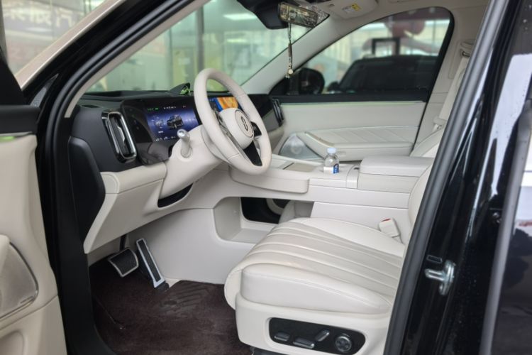 Used Hima AITO M8 2025 Extended-Range Max+ Version 53.4 kWh 5-Seater Edition Interior 1