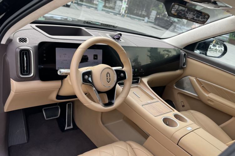 Used Hima AITO M8 2025 Extended-Range Ultra Version 53.4 kWh 6-Seater Edition Interior 3
