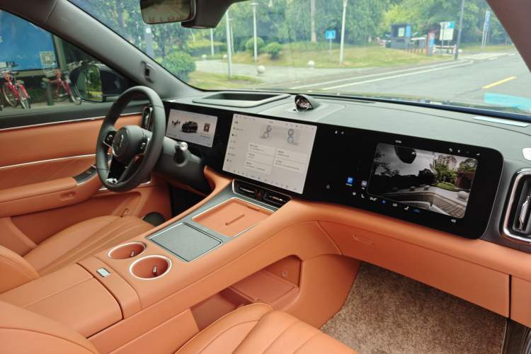 Used Hima AITO M8 2025 Extended-Range Max+ Version 53.4 kWh 6-Seater Edition Interior 3