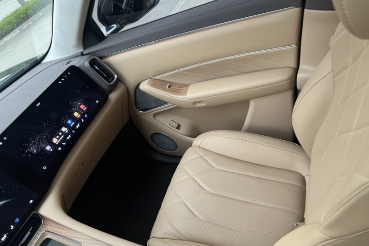 Used Hima AITO M8 2025 Extended-Range Ultra Version 53.4 kWh 6-Seater Edition Interior 3