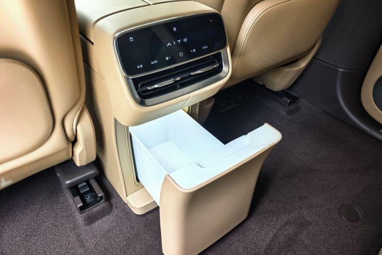 Used Hima AITO M8 2025 Extended-Range Max+ Version 53.4 kWh 5-Seater Edition Interior 3