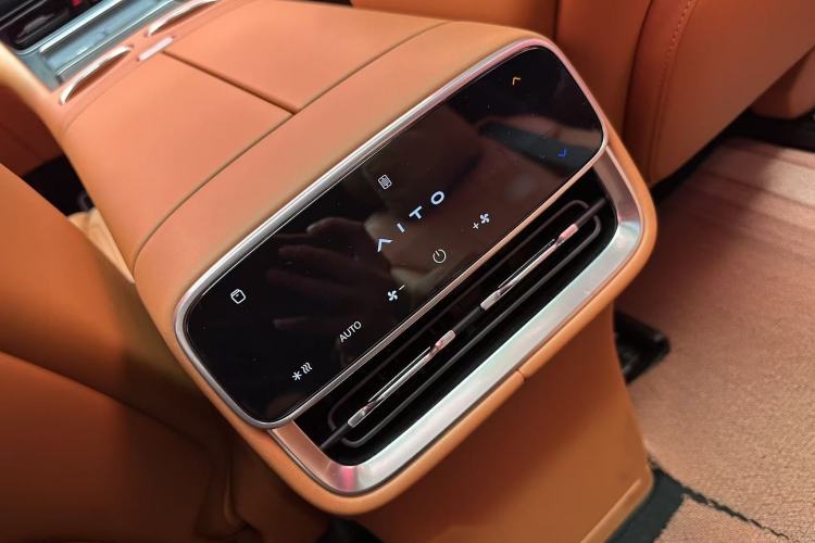Used Hima AITO M8 2025 Extended-Range Max+ Version 53.4 kWh 6-Seater Edition Interior 3