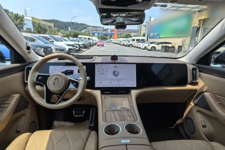 Used Hima AITO M8 2025 Extended-Range Max+ Version 53.4 kWh 6-Seater Edition Interior 3