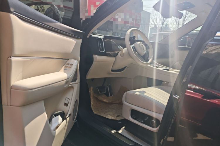 Used Hima AITO M8 2025 Extended-Range Ultra Version 53.4 kWh 6-Seater Edition Interior 3