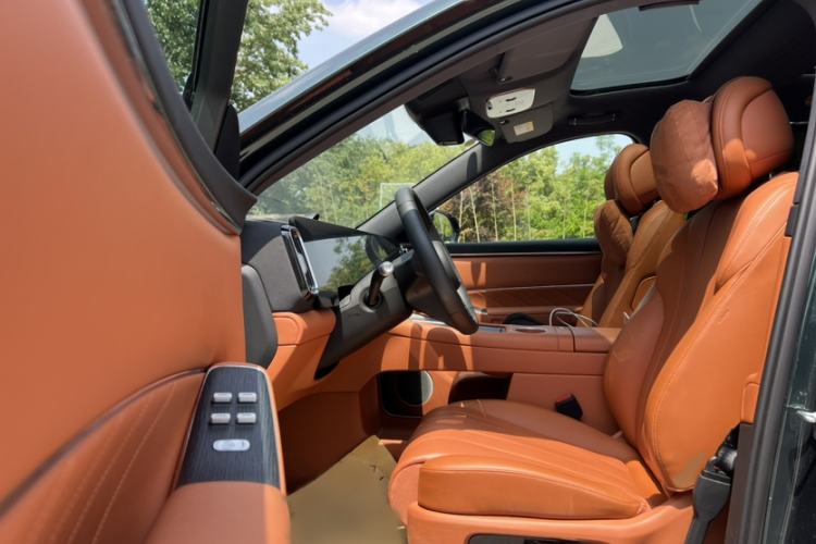 Used Hima AITO M8 2025 Extended-Range Ultra Version 53.4 kWh 6-Seater Edition Interior 3