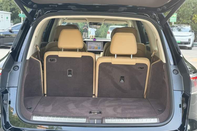 Used Hima AITO M8 2025 Extended-Range Ultra Version 53.4 kWh 6-Seater Edition Interior 4