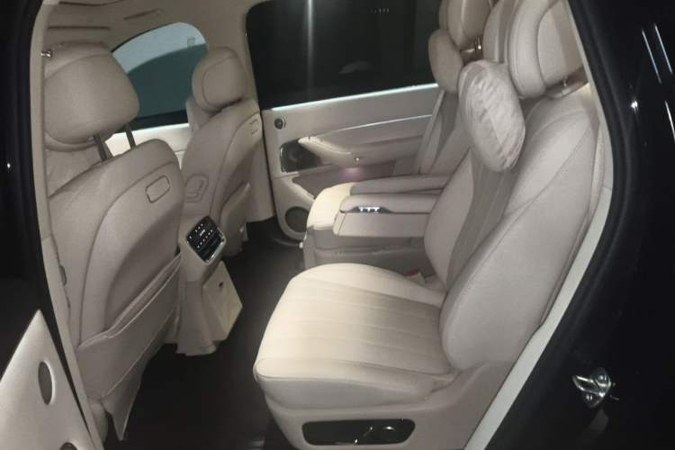 Used Hima AITO M8 2025 Extended-Range Ultra Version 53.4 kWh 6-Seater Edition Interior 4
