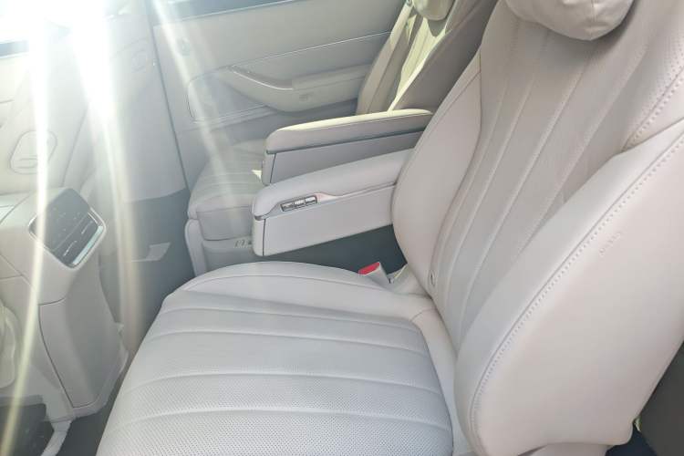 Used Hima AITO M8 2025 Extended-Range Ultra Version 53.4 kWh 6-Seater Edition Interior 4
