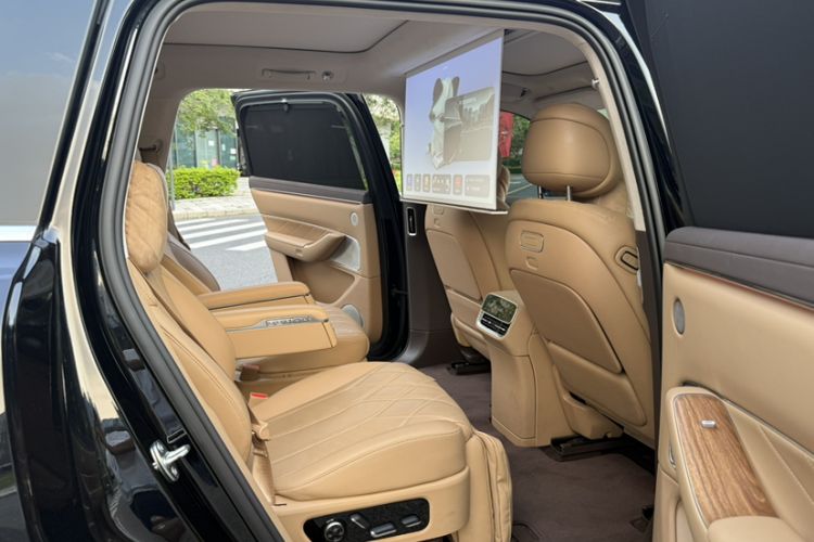 Used Hima AITO M8 2025 Extended-Range Ultra Version 53.4 kWh 6-Seater Edition Interior 5