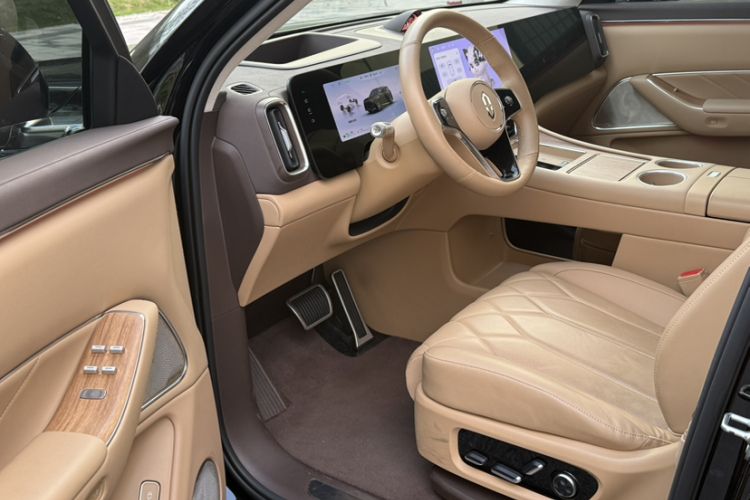 Used Hima AITO M8 2025 Extended-Range Ultra Version 53.4 kWh 6-Seater Edition Interior 6