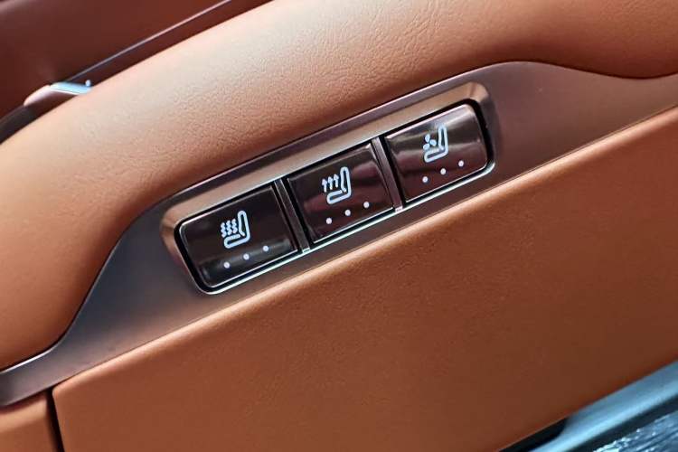 Used Hima AITO M8 2025 Extended-Range Max+ Version 53.4 kWh 6-Seater Edition Interior 8