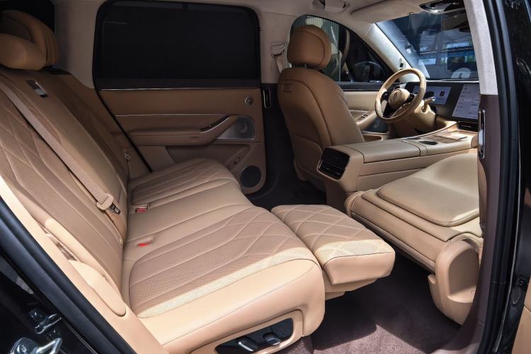 Used Hima AITO M8 2025 Extended-Range Max+ Version 53.4 kWh 5-Seater Edition Interior 9