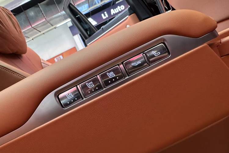 Used Hima AITO M8 2025 Extended-Range Max+ Version 53.4 kWh 6-Seater Edition Interior 9