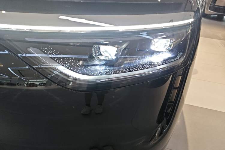 Used Hima AITO M8 2025 Extended-Range Max+ Version 53.4 kWh 5-Seater Edition Left Front Headlight