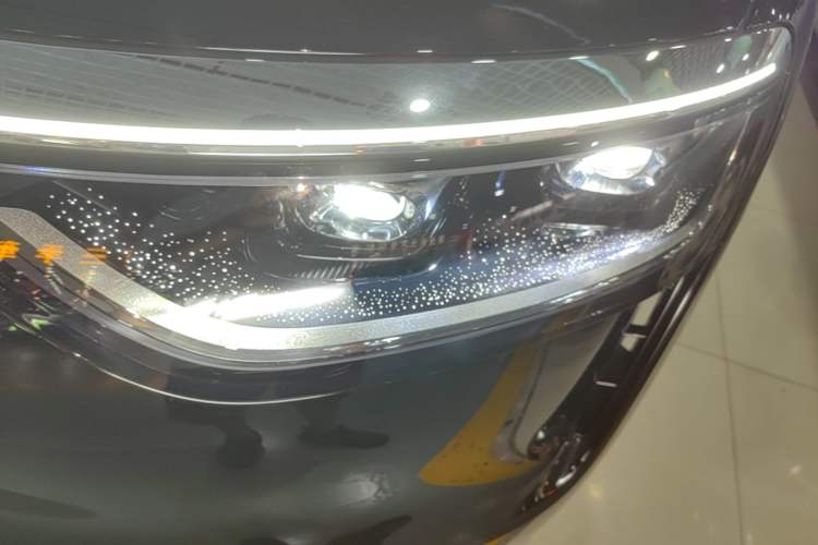 Used Hima AITO M8 2025 Extended-Range Max+ Version 53.4 kWh 6-Seater Edition Left Front Headlight