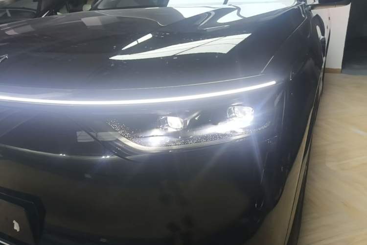 Used Hima AITO M8 2025 Model Range-Extended Max Version 53.4kWh Six-Seater (896-line LiDAR) Left Front Headlight