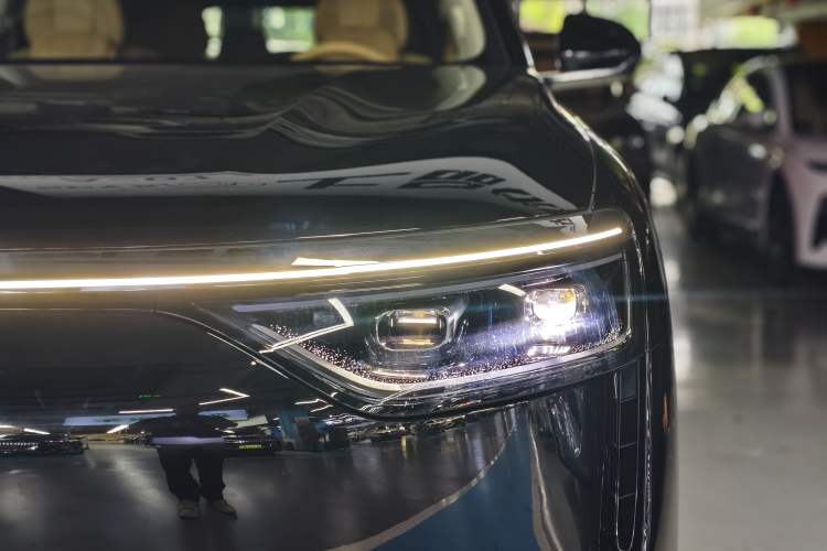 Used Hima AITO M8 2025 Extended-Range Ultra Version 53.4 kWh 6-Seater Edition Left Front Headlight