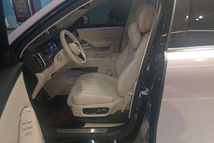 Used Hima AITO M8 2025 Extended-Range Max+ Version 53.4 kWh 5-Seater Edition Left Front Seat