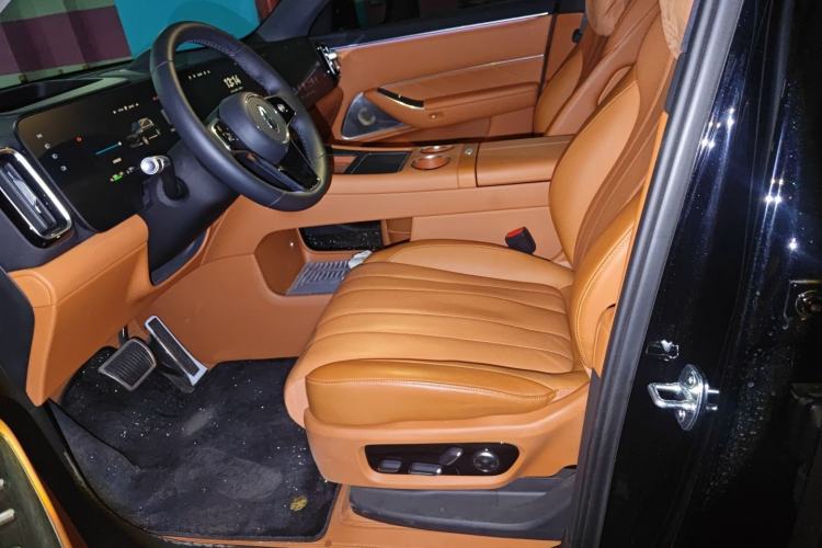 Used Hima AITO M8 2025 Extended-Range Max+ Version 53.4 kWh 5-Seater Edition Left Front Seat