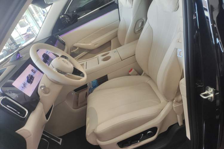 Used Hima AITO M8 2025 Extended-Range Ultra Version 53.4 kWh 6-Seater Edition Left Front Seat