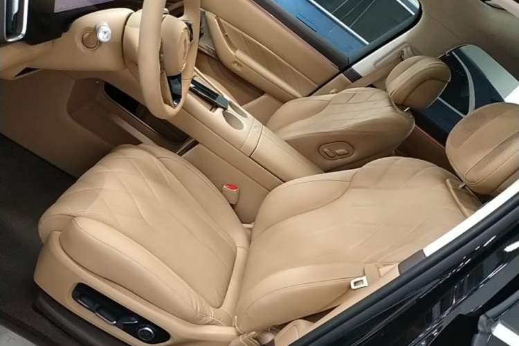 Used Hima AITO M8 2025 Extended-Range Ultra Version 53.4 kWh 6-Seater Edition Left Front Seat