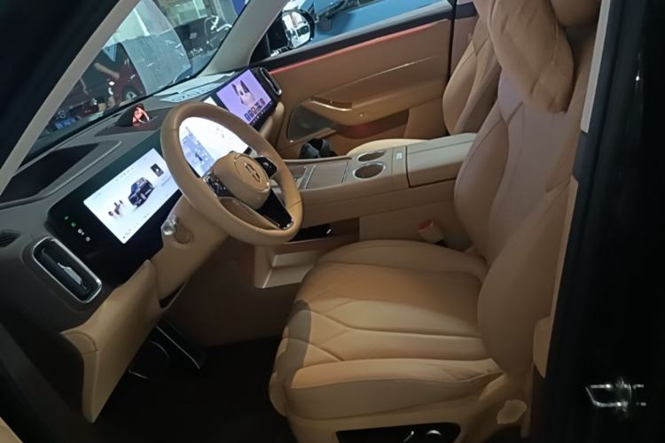 Used Hima AITO M8 2025 Extended-Range Ultra Version 53.4 kWh 6-Seater Edition Left Front Seat