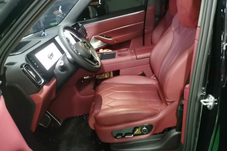 Used Hima AITO M8 2025 Extended-Range Max+ Version 53.4 kWh 6-Seater Edition Left Front Seat