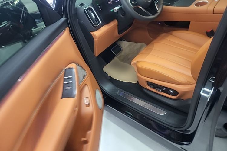 Used Hima AITO M8 2025 Extended-Range Max+ Version 53.4 kWh 5-Seater Edition Left Front Seat
