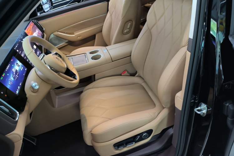 Used Hima AITO M8 2025 Extended-Range Ultra Version 53.4 kWh 6-Seater Edition Left Front Seat