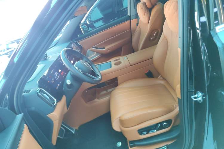 Used Hima AITO M8 2025 Extended-Range Max+ Version 53.4 kWh 5-Seater Edition Left Front Seat