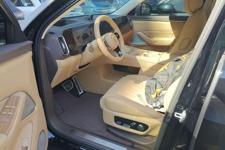 Used Hima AITO M8 2025 Extended-Range Ultra Version 53.4 kWh 5-Seater Edition Left Front Seat