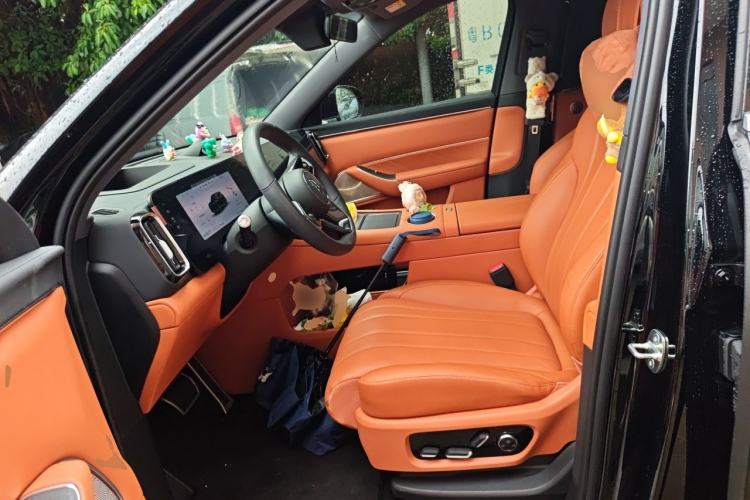 Used Hima AITO M8 2025 Extended-Range Max+ Version 53.4 kWh 5-Seater Edition Left Front Seat
