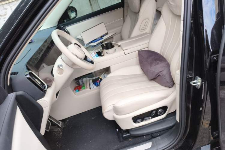 Used Hima AITO M8 2025 Extended-Range Max+ Version 53.4 kWh 6-Seater Edition Left Front Seat
