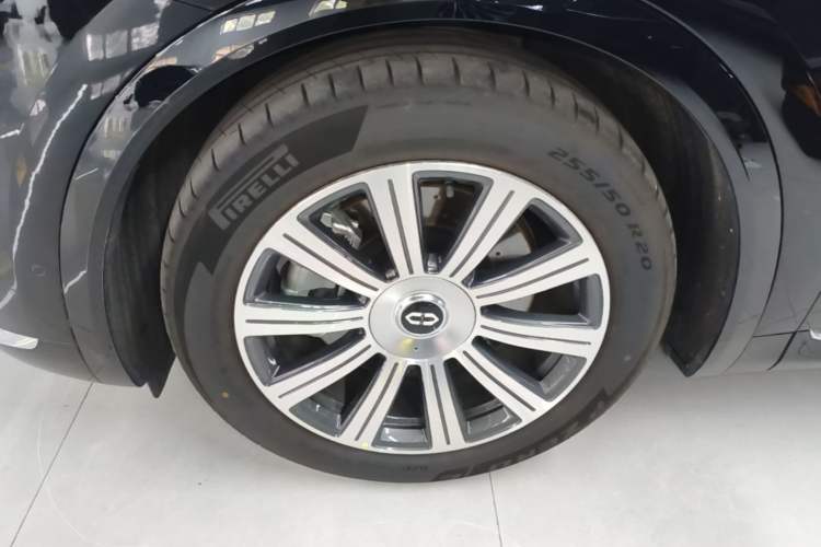 Used Hima AITO M8 2025 Model Pure Electric Ultra Six-Seat Four-Wheel-Drive Version Left Front Wheel Hub