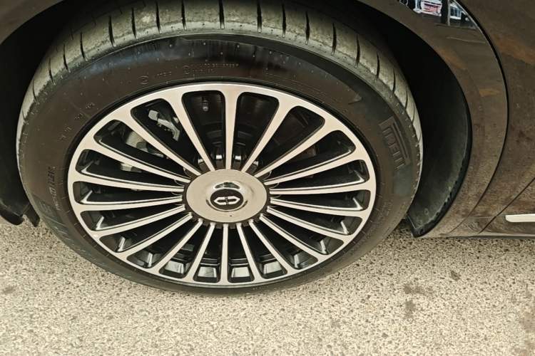 Used Hima AITO M8 2025 Extended-Range Ultra Version 53.4 kWh 6-Seater Edition Left Front Wheel Hub