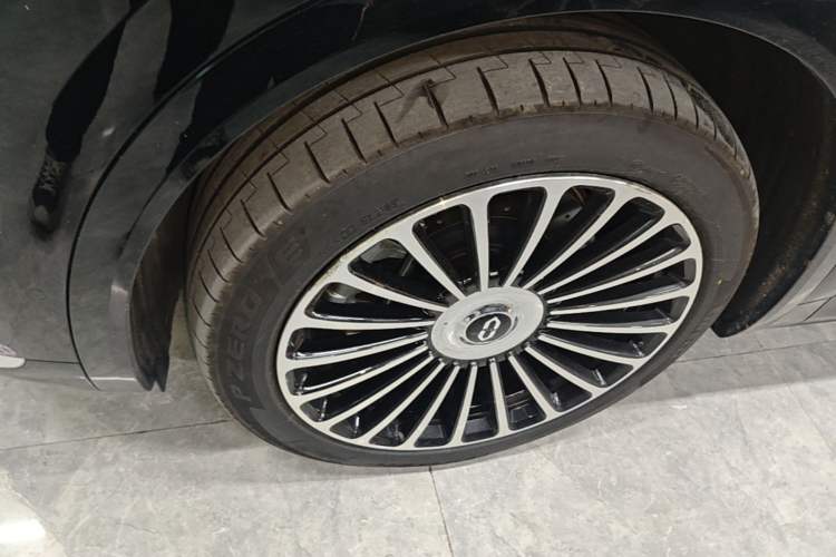 Used Hima AITO M8 2025 Extended-Range Ultra Version 53.4 kWh 6-Seater Edition Left Front Wheel Hub