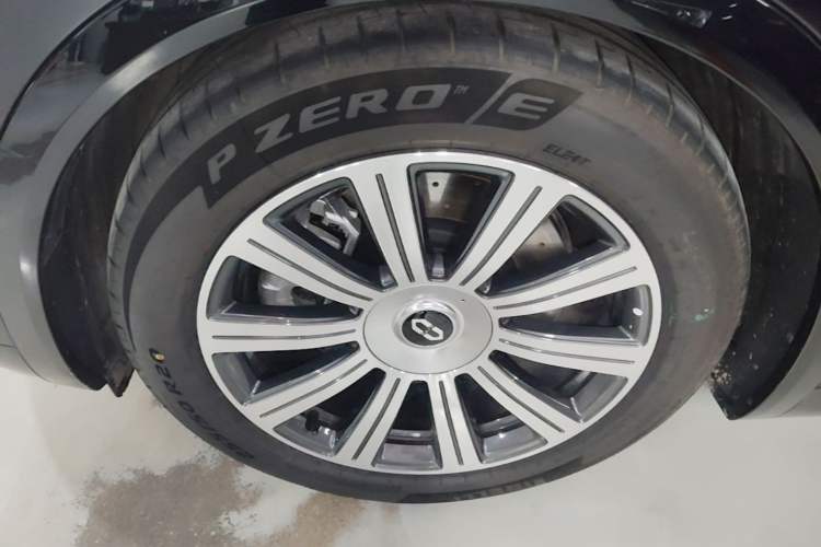 Used Hima AITO M8 2025 Extended-Range Max+ Version 53.4 kWh 5-Seater Edition Left Front Wheel Hub