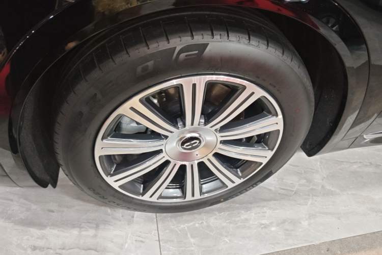 Used Hima AITO M8 2025 Model Range-Extended Max Version 53.4kWh Six-Seater (896-line LiDAR) Left Front Wheel Hub