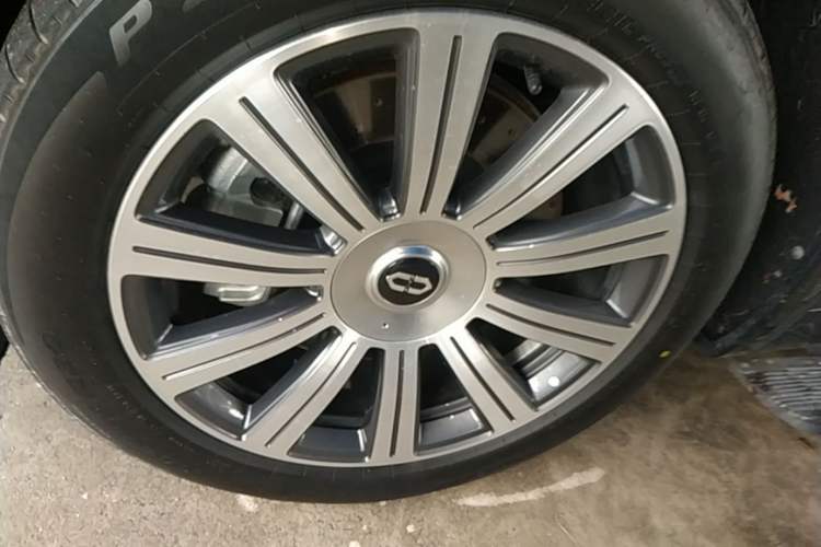 Used Hima AITO M8 2025 Extended-Range Max+ Version 53.4 kWh 6-Seater Edition Left Front Wheel Hub
