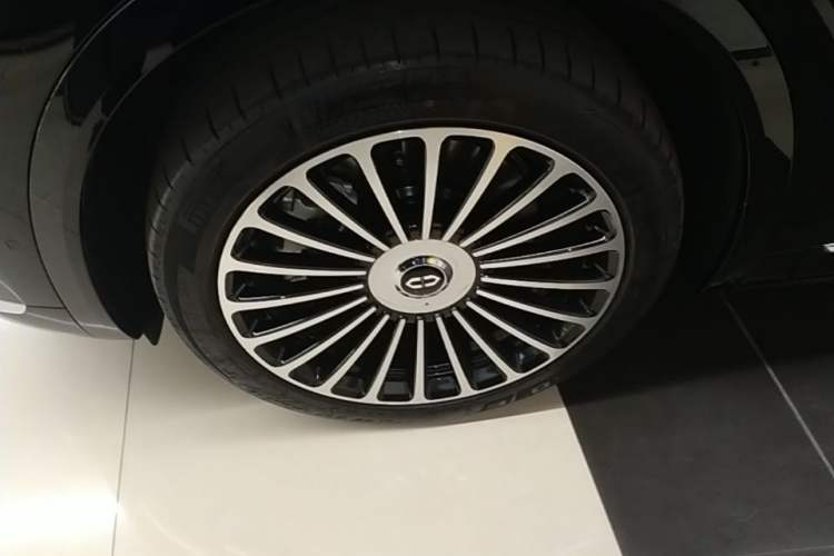 Used Hima AITO M8 2025 Extended-Range Max+ Version 53.4 kWh 5-Seater Edition Left Front Wheel Hub